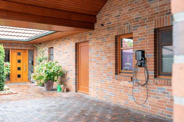 Carport/ Ansicht auf den Eingangsbereich des hinteres Hauses