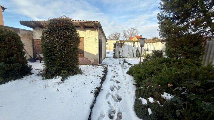 Gartenansicht mit Schuppen