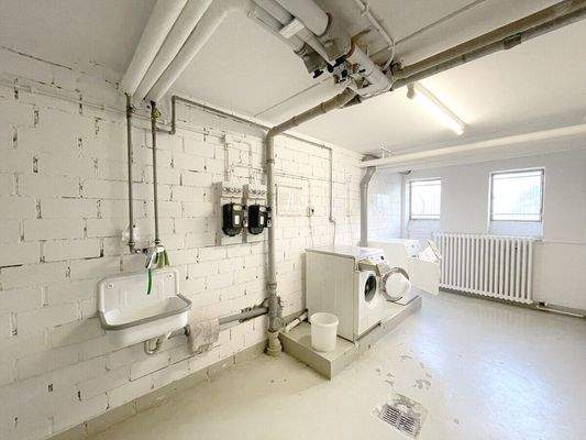 Großer heller sauberer Waschraum