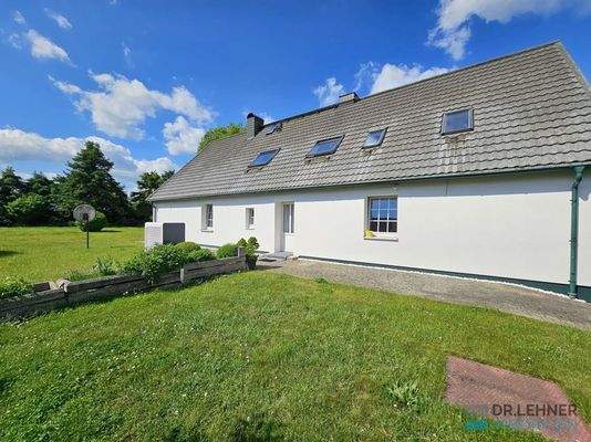 Seitenansicht mit Hauszugang