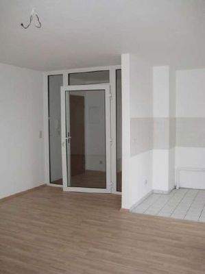 Wohnzimmer Blick zu Flur und Küche (Leerstand)