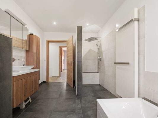 Erdgeschoss - Badezimmer