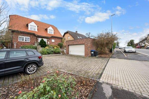 Zufahrt, PKW-Stellplätze, Doppelgarage