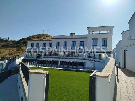 Sea-View Townhouses with Investment Potential in Torros Malaga