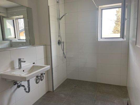 Großes Badezimmer mit Dusche und Badewanne.jpg