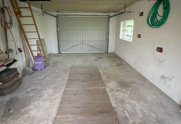 Garage innen mit Grube