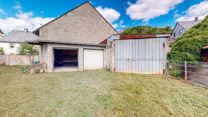 Doppelgarage mit kleiner Halle