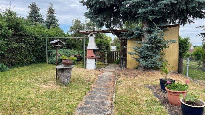 Garten mit Grill-und Sitzecke