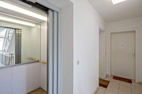 Treppenhaus mit Personenaufzug