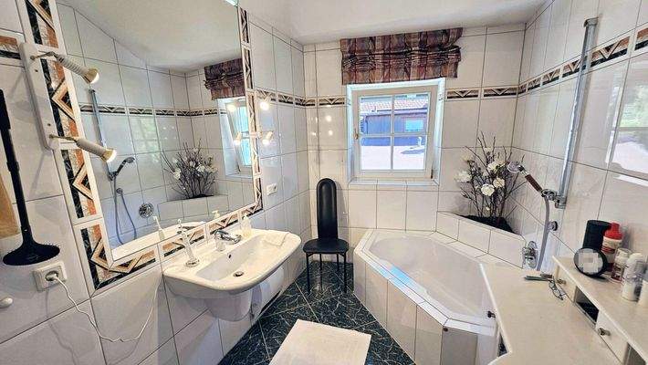 Bad mit Wanne OG, Sonniges Einfamilienhaus mit Doppelgarage