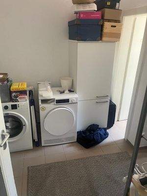 Hauswirtschaftsraum mit Geräten