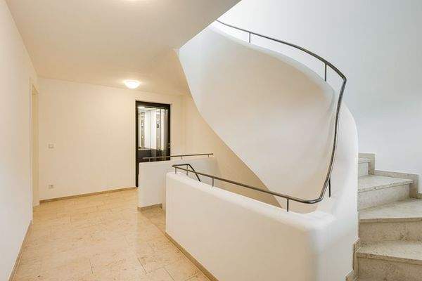 Eingansgbereich mit Aufzug