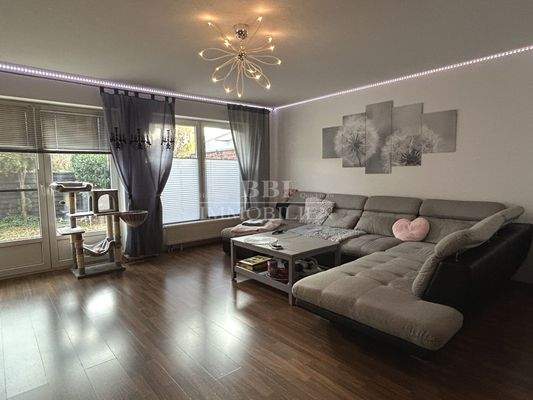 Wohnzimmer mit großer Fensterfront