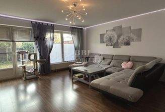 Wohnzimmer mit großer Fensterfront