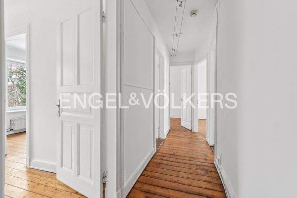 Zentraler Flur mit klarer Raumführung und authentischem Altbaucharakter.