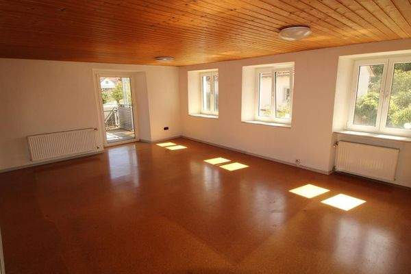 Wohnzimmer mit Balkonzugang