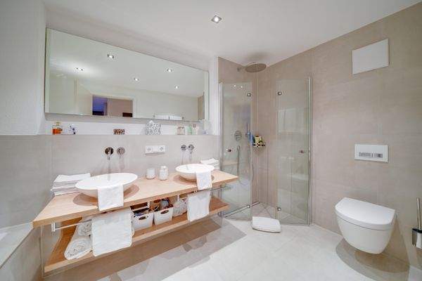 Master bathroom mit bodentiefer Dusche...