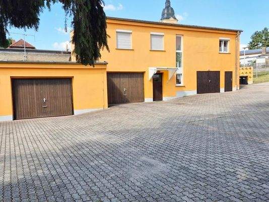 Hofansicht Nebengebäude mit Garagen