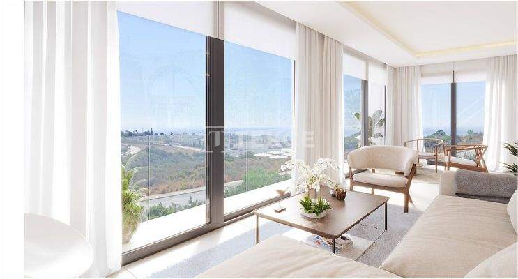 New Houses with Functional Interiors Close to Golf in Estepona