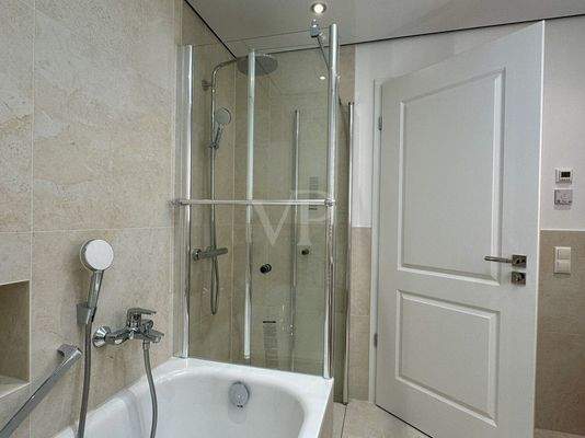 Badezimmer mit Badewanne, Dusche und Handtuchheizkörper