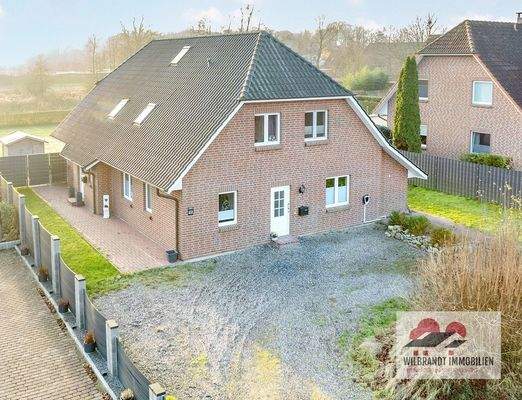 Viel Stellfläche vor dem Haus