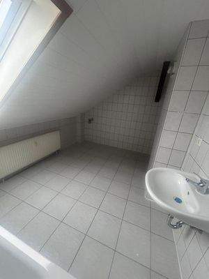 Badezimmer mit Fenster und WMA