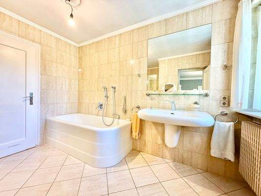 OG linker Flügel: Badezimmer