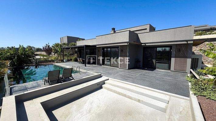 Detached Homes with Pools on 2500 m² Plots in Urla