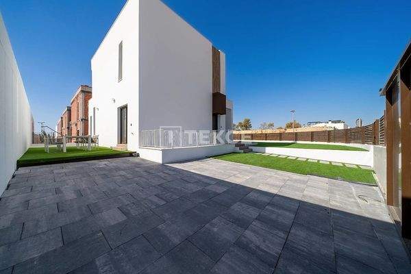 Villas in Proximity to the City in Finestrat Alicante