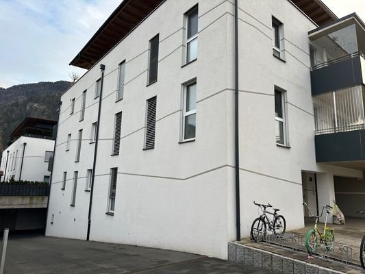 Hausansicht + Zufahrt TG.jpg