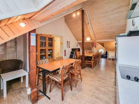 Gemeinschaftsküche mit Essbereich