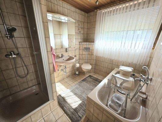 Badezimmer mit Wanne und Dusche I