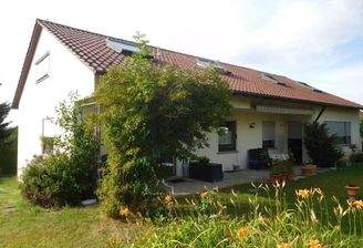 Haus mit Garten und Terrasse