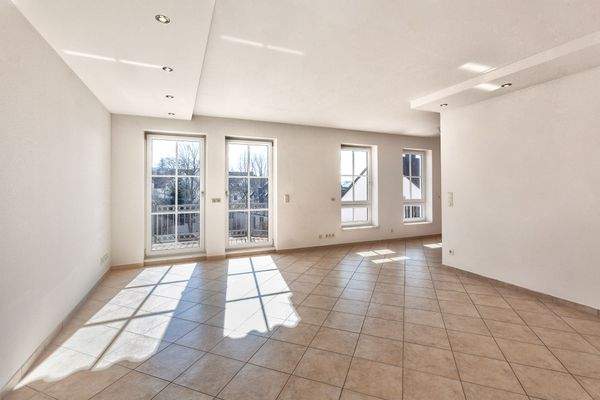 Wohnzimmer mit Zugang zum großen Balkon