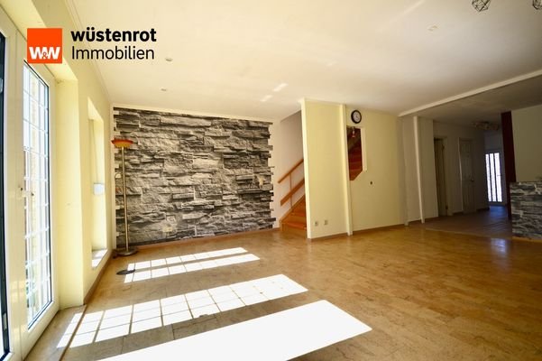 Lichtdurchflutetes Wohnzimmer