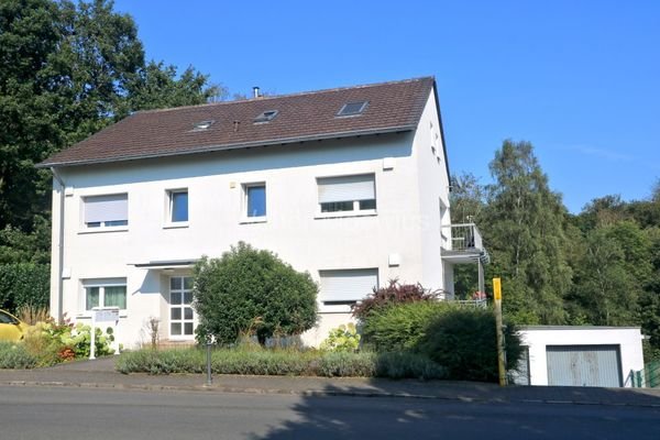 3300 Vorderansicht mit Garage