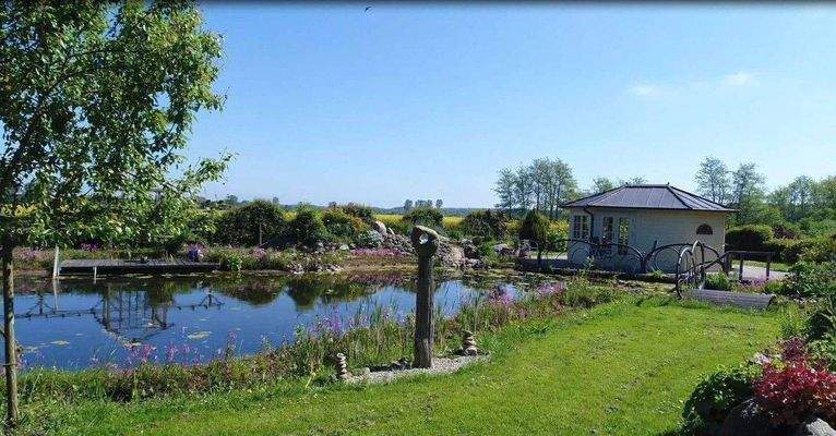 Schwimmteich mit Badehaus.jpg