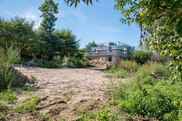 Blick von Grundstücksrückseite rechts