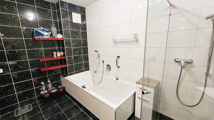 Bad mit Wanne und Dusche, Schöne 3-Zimmerwohnung mit Stellplatz, Scheffau
