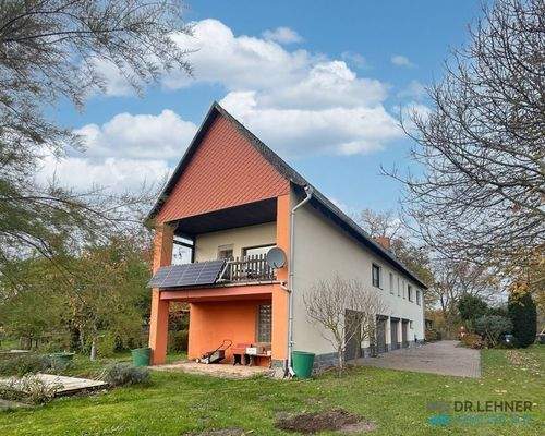 Giebelansicht mit Balkon und Terrasse