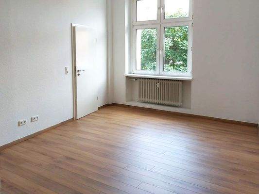 Schlafzimmer mit großem Fenster