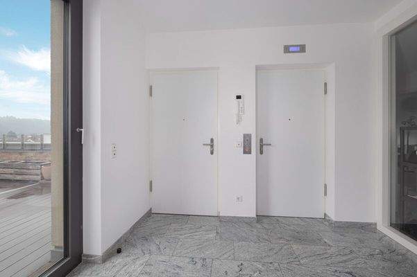 Eingangsbereich mit Aufzug