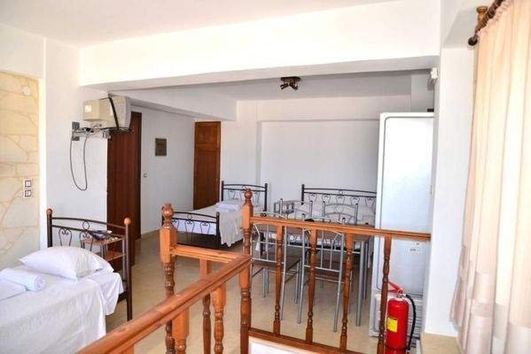 Kreta, Margarites: Renoviertes Steinhaus im Dorf zu verkaufen