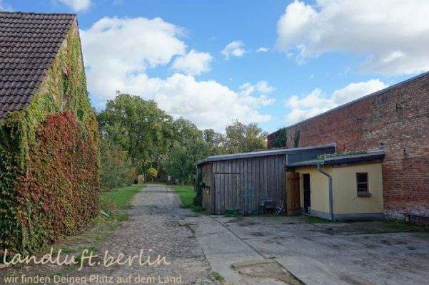 Hofeinfahrt mit Siedlerhaus und Schuppen