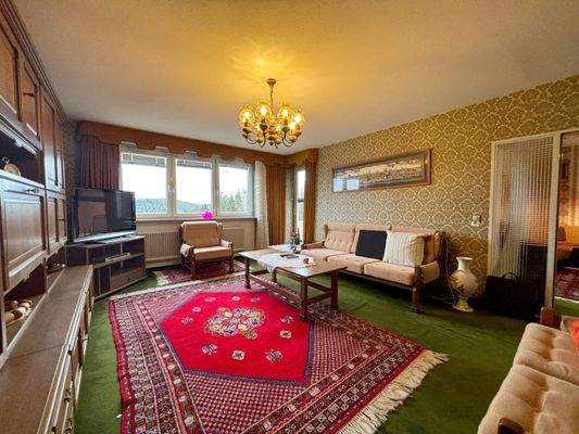 großzügiges Wohnzimmer