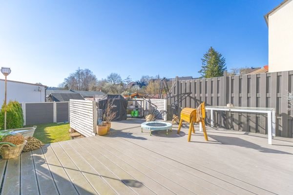 große Terrasse mit Markise