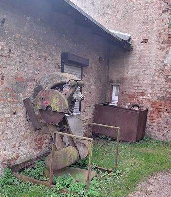 gepachtetes Grundstück - Saege und kiste