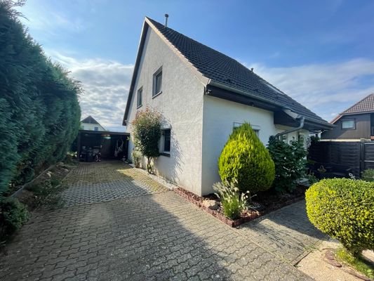 Seitenansicht mit Carport