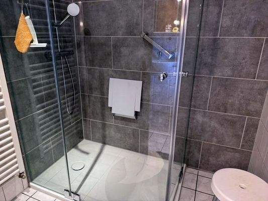 Bad EG mit flacher Duschtasse