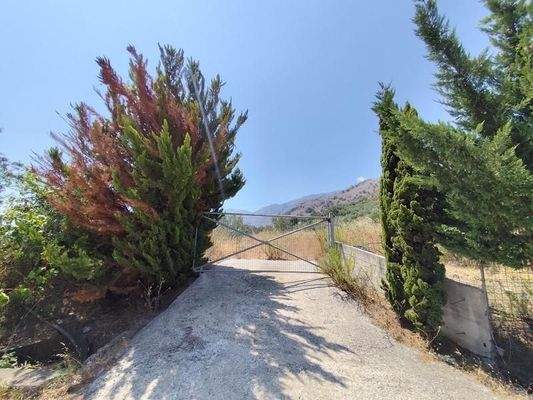 Kreta, Georgioupoli: Premium-Grundstück mit fertiger Lizenz in der Nähe des Dorfes zu verkaufen